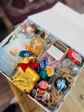 Load image into Gallery viewer, Deluxe Christmas Holly Box
